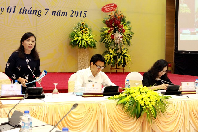 Bộ trưởng Nguyễn Thị Kỉm Tiến báo cáo tại hội nghị