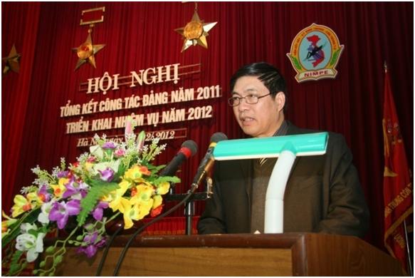 TS. Hồ Đình Trung, Phó Bí thư Đảng ủy, Phó Viện trưởng trình bày  Báo cáo tổng kết công tác Đảng năm 2011 và Phương hướng Kế hoạch năm 2012. 
